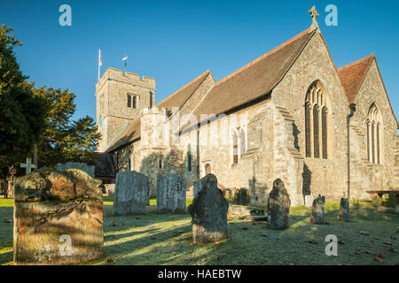 Matin d'automne à St Peter & Paul à Aylesford, Kent, Angleterre. Banque D'Images