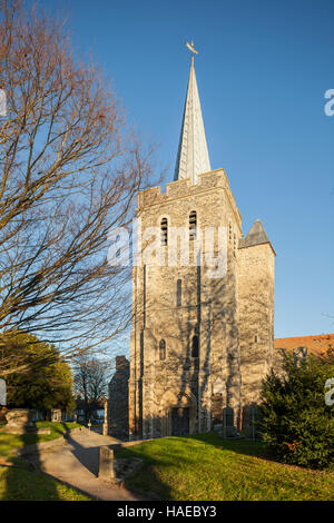 Après-midi d'automne à l'église St Mary à Minster-en-Thanet, dans le Kent, en Angleterre. Banque D'Images