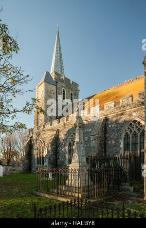 Après-midi d'automne à l'église St Mary à Minster-en-Thanet, dans le Kent, en Angleterre. Banque D'Images