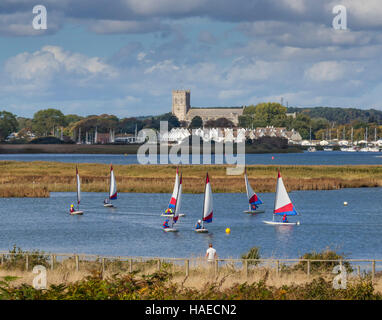 Christchurch Harbour et prieuré avec canot voiles, Dorset, UK Banque D'Images