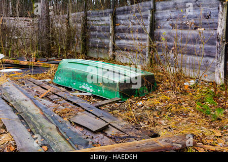 Conception d''une maison en bois construite sur la rive du lac Banque D'Images
