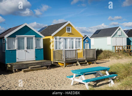 Cabines de plage à Mudeford Spit ou banc de sable, le port de Christchurch, Banque D'Images