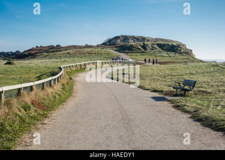 Les promeneurs sur route de Hengistbury Head, Warren Hill, Dorset, UK Banque D'Images