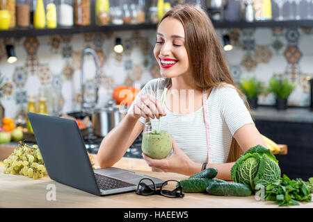 Femme avec une alimentation saine dans la cuisine Banque D'Images