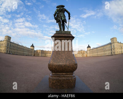 Gatchina.Russie.27 Oct 2015.statue de Paul Première face au Palais de Gatchina . Banque D'Images