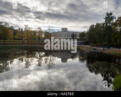 GATCHINA, Russie - le 27 octobre : Grand Palais Gatchina (a été construit en 1766-1781 par Antonio Rinaldi) à Gatchina ville, la Russie le 27 octobre 2015 Banque D'Images