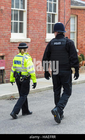 Le gendarme et le policier en patrouille à fête de Noël victorien à Portsmouth, Hampshire, England UK en Novembre Banque D'Images