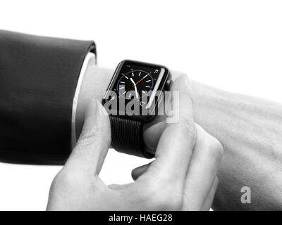 Femme part avec Apple Watch smartwatch sur son poignet l'affichage d'un cadran d'horloge isolé sur fond blanc Banque D'Images