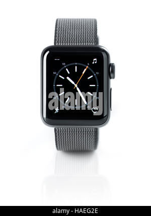 Watch smartwatch Apple avec cadran d'horloge analogique sur l'affichage vue avant isolé sur fond blanc Banque D'Images