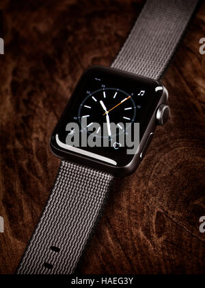 Watch smartwatch Apple sur fond d'un bureau en bois Banque D'Images