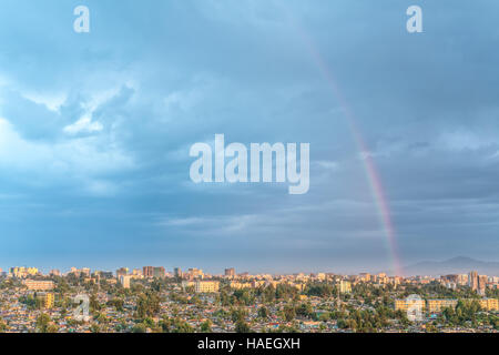 Vue aérienne de la ville de Addis-abeba couverte par un arc-en-ciel et nuages Banque D'Images