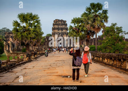 Les touristes entrer dans le complexe du temple d'Angkor Wat pour assister le lever du soleil à Siem Reap, Cambodge. Banque D'Images