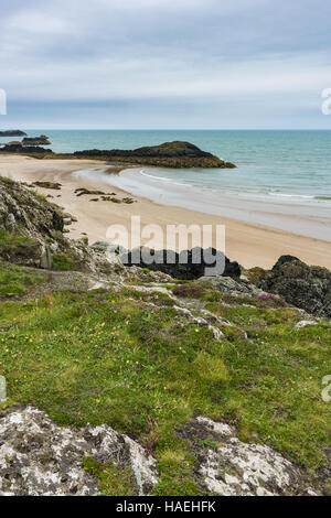 Plage déserte sur l'île Llanddwyn, Anglesey, Pays de Galles Banque D'Images