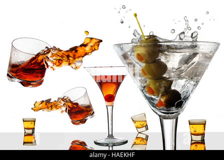 Vieux cocktails faire un nouveau splash. Des cocktails traditionnels sont vus éclaboussures sur cette photo en illustration sur fond blanc Banque D'Images