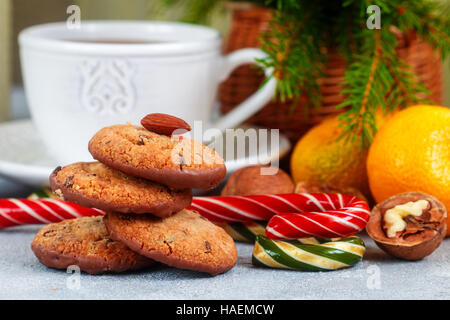 Biscuits de Noël au chocolat et noix, mandarine et des bonbons sur la table. Noël. Nouvelle année. Selective focus Banque D'Images