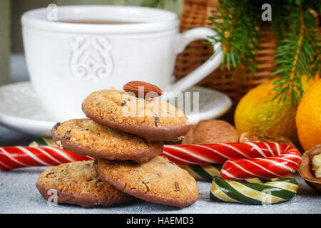Biscuits de Noël au chocolat et noix, mandarine et des bonbons sur la table. Noël. Nouvelle année. Selective focus Banque D'Images