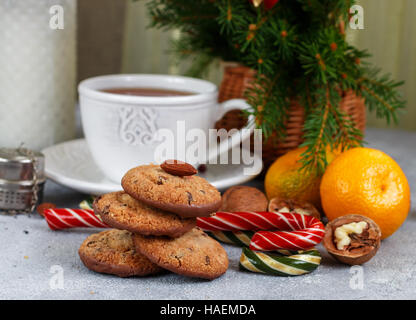 Biscuits de Noël au chocolat et noix, mandarine et des bonbons sur la table. Noël. Nouvelle année. Selective focus Banque D'Images