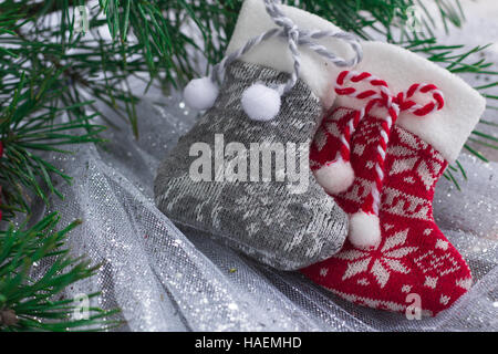 Composition de Noël chaussettes tricotées et deux branches d'arbre de Noël Banque D'Images