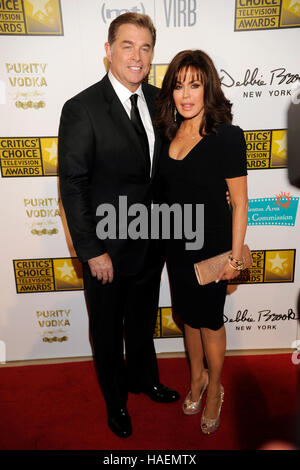 La personnalité de télévision Marie Osmond (R) et mari Steve Craig arrivent à la télévision Broadcast Journalists Association's third annual Critics' Choice Television Awards au Beverly Hilton Hotel, le 10 juin, 2013 à Los Angeles, Californie. Banque D'Images