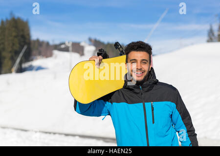 Man Tenir Snowboard Ski Resort Winter Snow Mountain Happy Happy Smiling Guy Banque D'Images