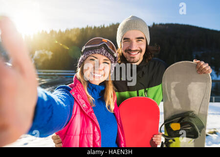 Station de Ski et Snowboard coupé prendre Photo Selfies Winter Snow Mountain Homme Femme Banque D'Images