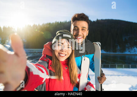 Station de Ski et Snowboard coupé prendre Photo Selfies Winter Snow Mountain Race Mix Homme Femme Banque D'Images