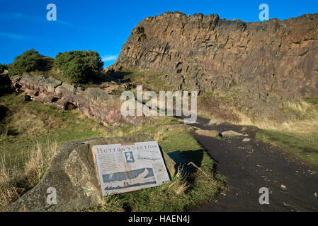 Un panneau d'information dans le parc Holyrood marquant l'emplacement de l'article de Hutton sur Salisbury Crags au centre d'Édimbourg. Banque D'Images