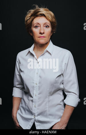 Middle aged woman posing Banque D'Images