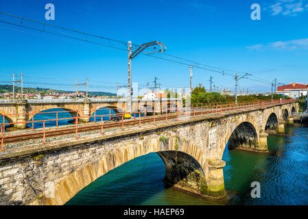 Ponts ferroviaires sur la Bidassoa sur la France - la frontière entre l'Espagne. Banque D'Images