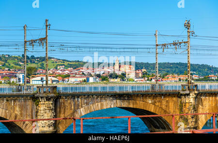 Ponts ferroviaires sur la Bidassoa sur la France - la frontière entre l'Espagne. Banque D'Images