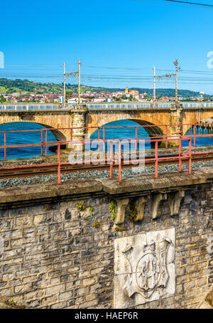 Ponts ferroviaires sur la Bidassoa sur la France - la frontière entre l'Espagne. Banque D'Images