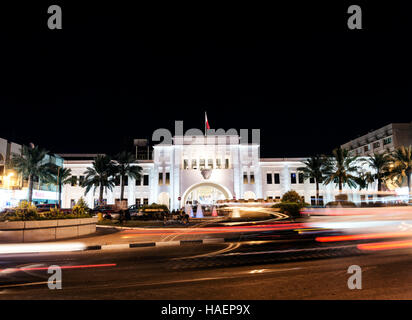 Célèbre Bab al bahrain square dans le centre historique de la vieille ville de Manama la nuit Banque D'Images