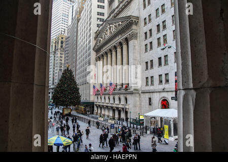 Wall Street et Nassau Street view avec New York Stock Exchange et l'arbre de Noël à New York Banque D'Images