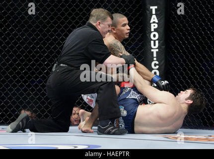 Aaron Riley, droite, est arrêté par l'arbitre au cours de lutte contre Shane Nelson lors de l'UFC 96 au Nationwide Arena le 7 mars 2009 à Columbus, OH. Francis Specker Banque D'Images