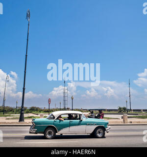 American Classic car Malecón,La Havane, Cuba Banque D'Images