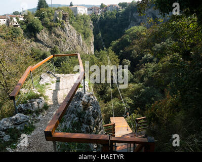 Fil métallique au Zip Pazin gorges (Pazinska jama), Pazin, Istrie, Croatie. Banque D'Images