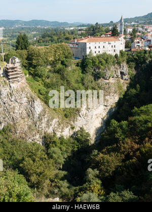 Fil métallique au Zip Pazin gorges (Pazinska jama), Pazin, Istrie, Croatie. Banque D'Images