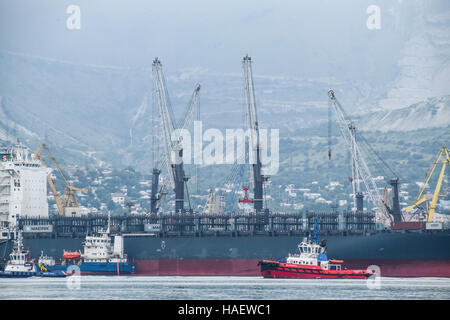 Novorossiysk, Russie - le 28 mai 2016 : Le port de Novorossiysk. Grues portuaires et industriels des objets. La gare maritime. Banque D'Images