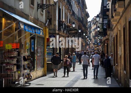 Vieille ville de San Sebastian, Pays Basque, Pays Basque, Espagne. Les cafés en plein air. L'un des arrêts du Transcantabrico Gran Lujo train de luxe. Banque D'Images