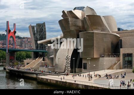 Guggenheim Museum, Bilbao, Pays Basque, Pays Basque, Espagne. L'un des arrêts du Transcantabrico Gran Lujo train de luxe. Banque D'Images