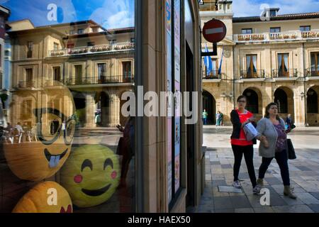 Bâtiment historique artistique de ville dans le centre ville d'Oviedo, Asturias, Espagne. L'un des arrêts du Transcantabrico Gran Lujo train de luxe. Banque D'Images