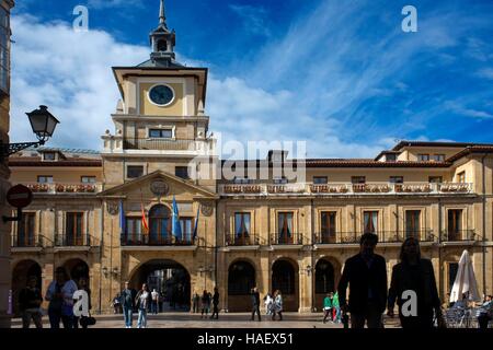 Bâtiment historique artistique de ville dans le centre ville d'Oviedo, Asturias, Espagne. L'un des arrêts du Transcantabrico Gran Lujo train de luxe. Banque D'Images