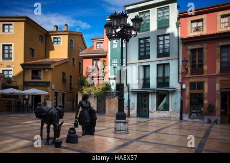 Trascorrales, dans le centre-ville d'Oviedo, Asturias, Espagne. L'un des arrêts du Transcantabrico Gran Lujo train de luxe. Banque D'Images