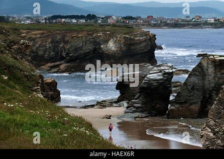 Plage des cathédrales de Ribadeo, Galice, Espagne. L'un des arrêts du Transcantabrico Gran Lujo train de luxe. Banque D'Images