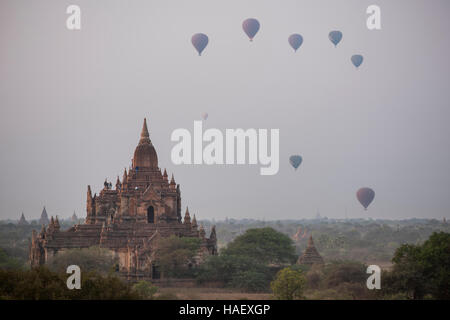 Montgolfières survolant la Myauk Guni temple, Bagan, Myanmar. Banque D'Images