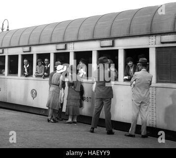 L'embarquement des passagers de première classe 1ère classe train wagons de chemin de fer à la gare du Caire Egypte 1934 Banque D'Images