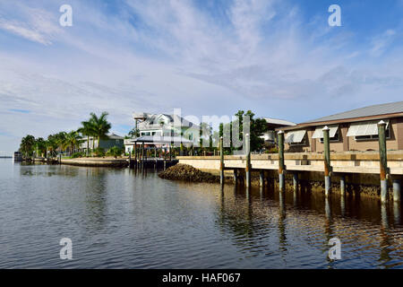 Maisons sur canal dans quartier résidentiel avec Quais et bateaux à fond de jardins domestiques, St James City, Floride Banque D'Images