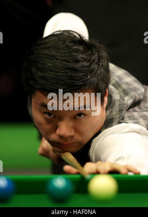 Ding Junhui pendant son match contre Jamie Jones pendant sept jours du Championnat du Royaume-Uni Betway, 2016 au York Barbican. Banque D'Images