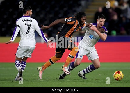 Hull City's Dieumerci Mbokani (centre) et du Newcastle United Ciaran Clark (à droite) bataille pour la balle au cours de l'EFL Cup, quart-de-finale match au stade KCOM, Hull. Banque D'Images