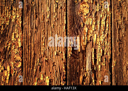 Peinture écaillée sur bois marron foncé avec des paillettes et des taches d'épluchage de la vieille peinture. Peeling rugueux surface peinte en couleur bois foncé. Banque D'Images